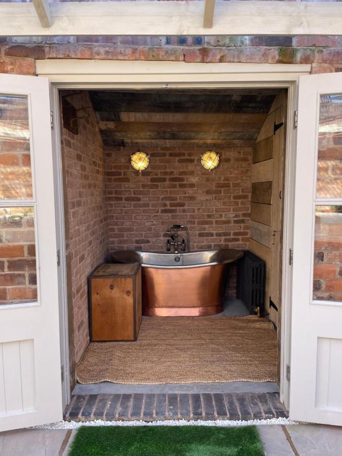 The Walled Garden At Cheshire Boutique Bathhouse 낸트위치 외부 사진