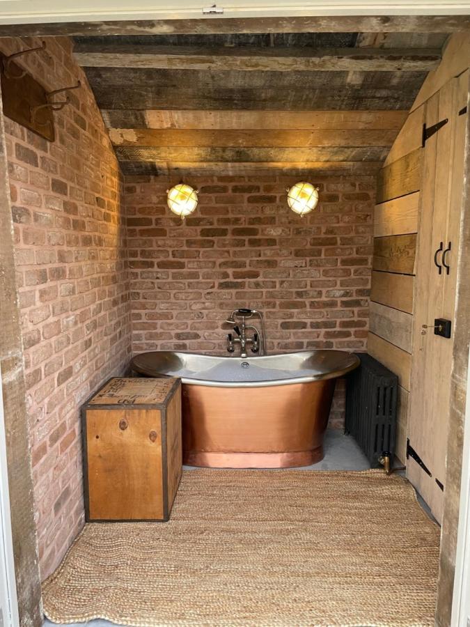 The Walled Garden At Cheshire Boutique Bathhouse 낸트위치 외부 사진